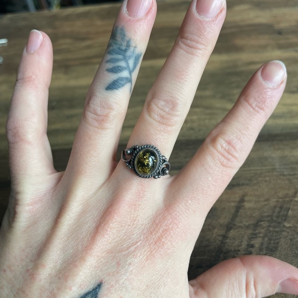 4 Miscellaneous Rings - Picture 4 of 7